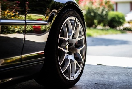 Puoltaako autosi vai kuluvatko renkaat epätasaisesti?